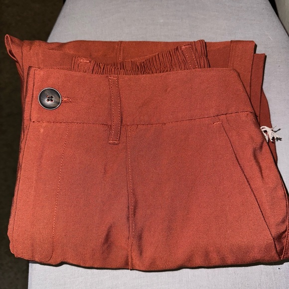 Women’s high-rise effortless pin tuck ankle pants - Picture 4 of 5